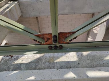 Bir mühendislik projesinde birbirine bağlı çelik kirişlerin detaylı çekimi