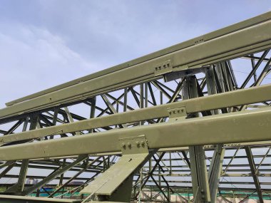 Gökyüzüne karşı geometrik desenli endüstriyel çelik iskelet