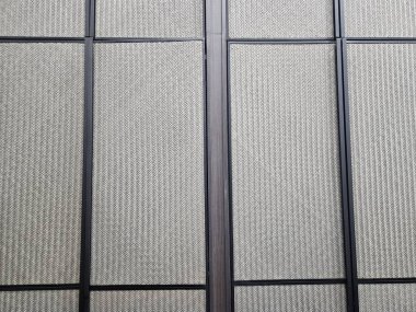 Simetrik duvar panelleri, siyah metal çizgilerle çerçevelenmiş, arka plan, doku veya iç ilham için mükemmel dokuları içeren herringbone içerir.