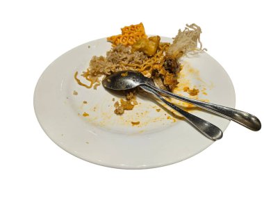 Beyaz arka planda izole edilmiş beyaz bir tabakta şehriye, pirinç ve çatal bıçaklı lezzetli bir yemeğin kalıntıları.