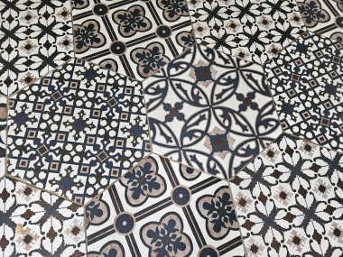Karmaşık çiçek ve geometrik motifler içeren dekoratif mozaikler