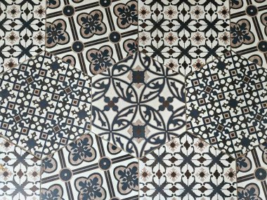 Klasik Akdeniz tarzı siyah ve kahverengi desenli altıgen döşemeler.