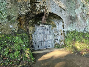 Eski mağara girişi kaya duvarına inşa edilmiş. Belgeseller ve kültürel görseller için ideal.