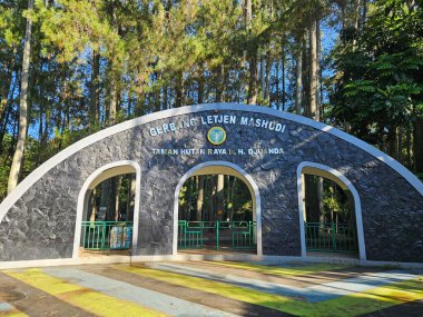 Bandung, Endonezya - 6 Nisan 2025: Bandung 'daki Tahura Orman Parkı girişinde sabah güneşi parlıyor