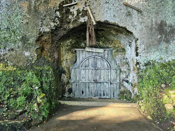 Japon mağarasının antik ahşap kapısı, tarih veya seyahat içeriği için mükemmel.