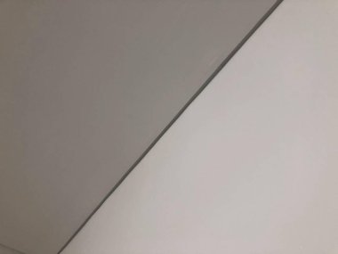 Temiz açılar modern iç mekanların asgari köşe tasarımında buluşur.