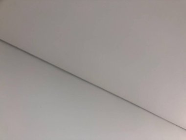 Temiz açılar modern iç mekanların asgari köşe tasarımında buluşur.