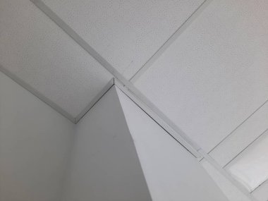 Temiz açılar modern iç mekanların asgari köşe tasarımında buluşur.