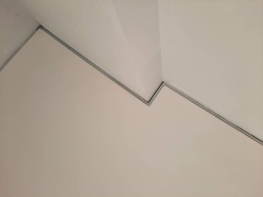 Temiz açılar modern iç mekanların asgari köşe tasarımında buluşur.