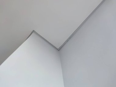 Modern, geometrik bileşim ile tavan kesişiminin soyut perspektifi