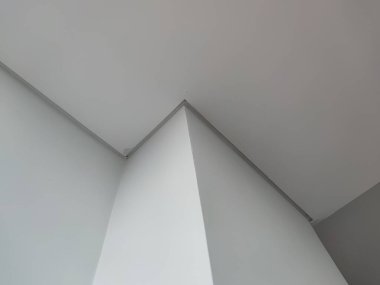 Modern, geometrik bileşim ile tavan kesişiminin soyut perspektifi