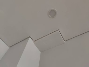 Modern, geometrik bileşim ile tavan kesişiminin soyut perspektifi
