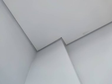 Modern, geometrik bileşim ile tavan kesişiminin soyut perspektifi