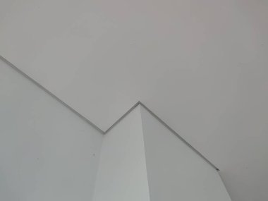 Modern, geometrik bileşim ile tavan kesişiminin soyut perspektifi