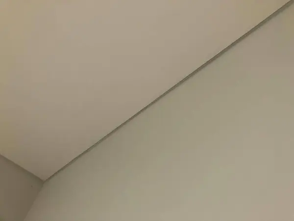 Temiz açılar modern iç mekanların asgari köşe tasarımında buluşur.