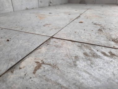 Tozlu kiremit döşeme, görünür toprak ve ince harç çizgileri, kumaşlar için kullanışlı, grunge arka planlar, inşaat malzemesi çalışmaları, veya yenileme kavramları