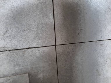 Çamur ve lekeli dört kiremit, inşaat projeleri, grunge tasarımları veya doku referansları için mükemmel.