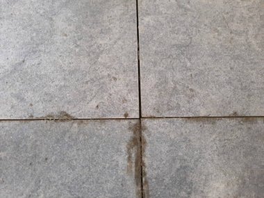 Çamur ve lekeli dört kiremit, inşaat projeleri, grunge tasarımları veya doku referansları için mükemmel.