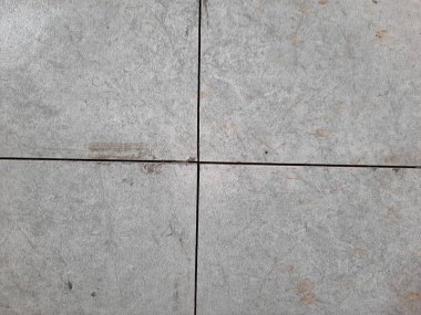 Çamur ve lekeli dört kiremit, inşaat projeleri, grunge tasarımları veya doku referansları için mükemmel.