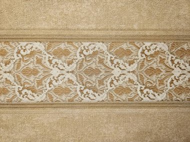 İç tasarım ve dekor temaları için klasik süslemeli ve desenli yüzeye sahip yatay altın duvar kağıdı