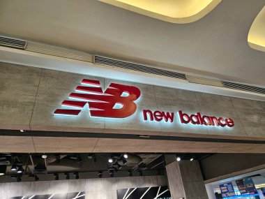 Bandung, Endonezya - 5 Nisan 2025: Modern ışıklandırmalı yeni denge mağazası tabelası. Markalaşma, perakende veya yaşam tarzı içeriği için harika