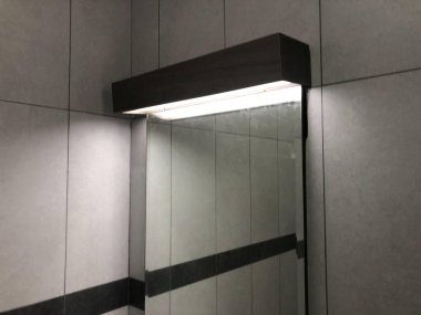 LED ışıklandırma ve fayans duvarı olan minimalist banyo aynası, iç mekan, tasarım veya ev geliştirme kavramları için harika.