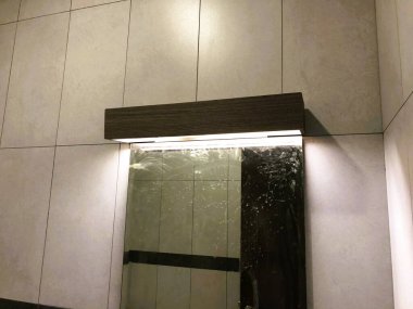 LED ışıklandırma ve fayans duvarı olan minimalist banyo aynası, iç mekan, tasarım veya ev geliştirme kavramları için harika.