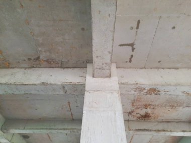 Tamamlanmamış bir binada güçlendirilmiş beton sütun ve kiriş yapısı biçimsel izler ve yapısal hizalama gösteriyor. Beton yapı, inşaat mühendisliği ve inşaat ilerleme teması için uygun