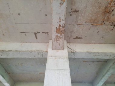 Tamamlanmamış bir binada güçlendirilmiş beton sütun ve kiriş yapısı biçimsel izler ve yapısal hizalama gösteriyor. Beton yapı, inşaat mühendisliği ve inşaat ilerleme teması için uygun