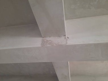 Tamamlanmamış bir binada güçlendirilmiş beton sütun ve kiriş yapısı biçimsel izler ve yapısal hizalama gösteriyor. Beton yapı, inşaat mühendisliği ve inşaat ilerleme teması için uygun