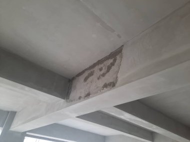 Tamamlanmamış bir binada güçlendirilmiş beton sütun ve kiriş yapısı biçimsel izler ve yapısal hizalama gösteriyor. Beton yapı, inşaat mühendisliği ve inşaat ilerleme teması için uygun