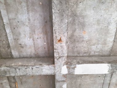 Tamamlanmamış bir binada güçlendirilmiş beton sütun ve kiriş yapısı biçimsel izler ve yapısal hizalama gösteriyor. Beton yapı, inşaat mühendisliği ve inşaat ilerleme teması için uygun