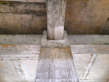Tamamlanmamış bir binada güçlendirilmiş beton sütun ve kiriş yapısı biçimsel izler ve yapısal hizalama gösteriyor. Beton yapı, inşaat mühendisliği ve inşaat ilerleme teması için uygun