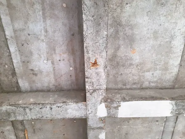 Tamamlanmamış bir binada güçlendirilmiş beton sütun ve kiriş yapısı biçimsel izler ve yapısal hizalama gösteriyor. Beton yapı, inşaat mühendisliği ve inşaat ilerleme teması için uygun