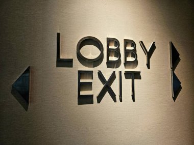 Mimari, tasarım, otel veya navigasyon temaları için ideal lobi çıkışını gösteren minimalist duvar işareti