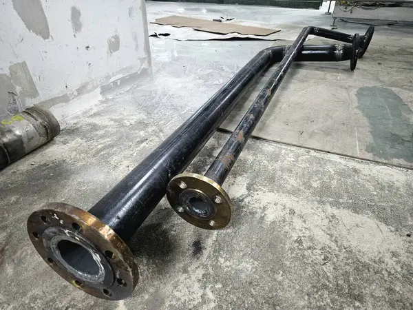 Mekanik ve inşaat projelerinde su, gaz veya HVAC bağlantıları için endüstriyel boru sistemlerinde kullanılan çelik kanatlı boru kuruluma hazır.