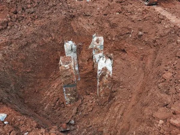 Kazılı çukurun içindeki yığının yapısı ticari inşaattaki bir sonraki inşaat aşaması için hazır. İnşaat, inşaat ve inşaat teması için uygun