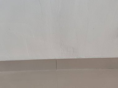 İç kısım seramik zemin kenar toplantısının boyanmış alçı duvarı olduğunu gösteriyor. İç mimari dokular, inşaat malzemeleri ve ev yenileme teması için elverişli