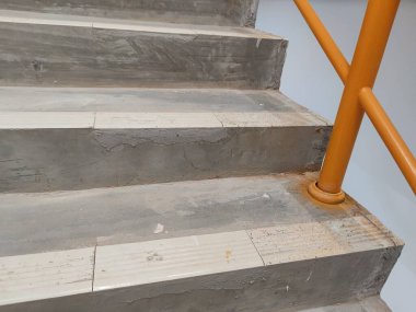 Paslı ve kırık kiremitli aşınmış beton merdivenler. Yaşlanma altyapısı, bina bakımı veya güvenlik denetimi konuları için ideal.