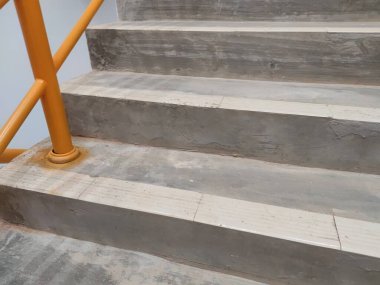 Turuncu korkuluklu ve inşaat kusurlu eski merdivenlerin kapatılması endüstriyel veya mimari sorunlar için uygundur.