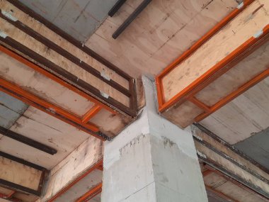 Formalite ile güçlendirilmiş beton sütun ve kiriş, kontrplak ve metal biçiminde kiriş birleşimi, inşaat süreci illüstrasyon, mühendislik veya yapısal eğitim için harika