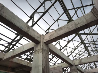 Çelik çatı yapısı ve inşaat halindeki beton kirişler, mimari, mühendislik veya endüstriyel site geliştirme temaları için mükemmel
