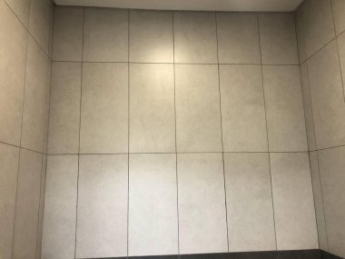 Modern bir minimalist tasarımda temiz duvar fayanslarını gösteren iç mimari çekimleri. Arkaplan ve doku temaları için harika
