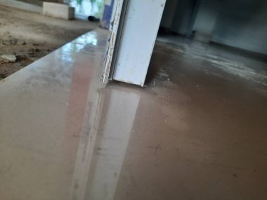 Fayans döşemeli modern alüminyum kapı tabanı, iç tasarım veya inşa malzemeleri görsel için ideal