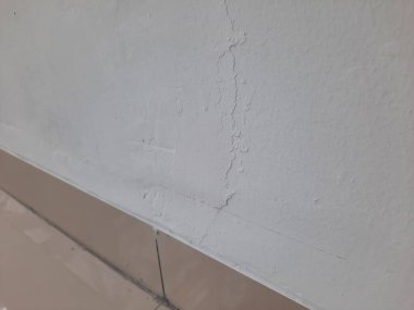 Yeni inşa edilmiş ya da yenilenmiş bir iç mekandaki duvar ve seramik döşeme ekleminin ayrıntılı görüntüsü. İç mimari dokular, inşaat malzemeleri ve ev yenileme teması için elverişli