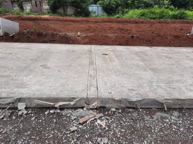 Kırık yol yüzeyi katmanlı, kentsel bozulma veya inşaat mühendisliği görselleri için uygun.