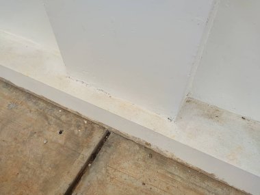 Kirli zemin ve duvarların kenarları kir ve çatlaklarla dolu. Arkaplan, bozulma veya endüstriyel doku temaları için mükemmel