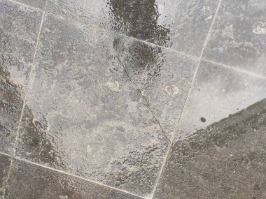 Üniforma gri kaldırım taşları, mimari veya inşaat tasarımı için ideal bir yüzey oluşturur.