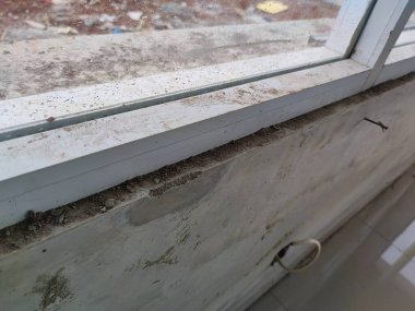 Görünür boşlukları ve yapısal kusurları olan bir pencere çerçevesinin yakın plan görüntüsü, inşaat hatalarını veya teftiş temalarını resimlemek için kullanışlı