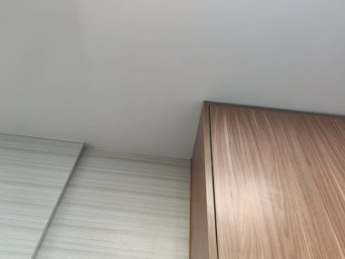 Vinil ahşap döşeme ve fayans tabanı arasındaki sınır, oda geçişi ya da ev içi malzeme karşılaştırması